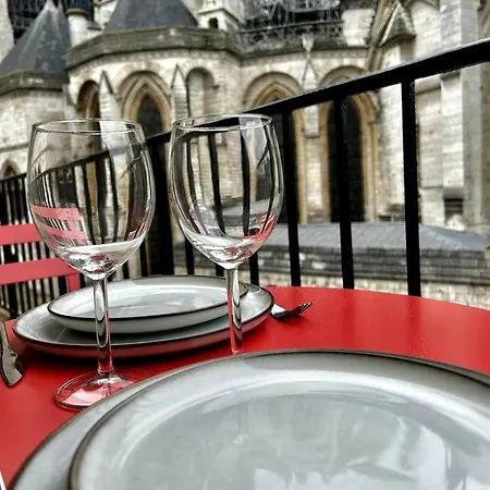 Avec Balcon Et Vue Sur La Cathedrale !